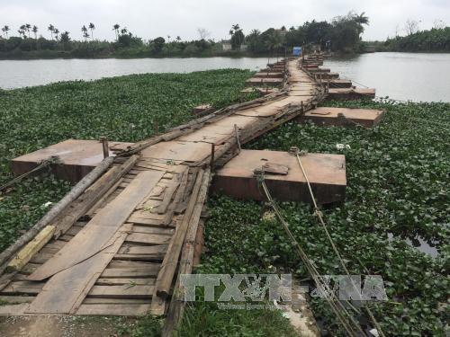 Nguy hiểm rình rập trên cầu phao xuống cấp 